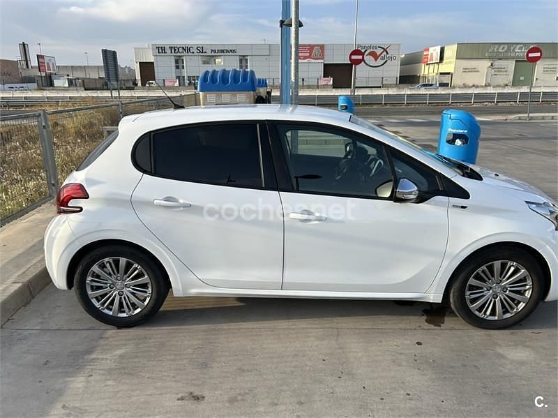 Usado Peugeot 208 Style 82 CV (60 kW) 2017 Blanco Utilitario