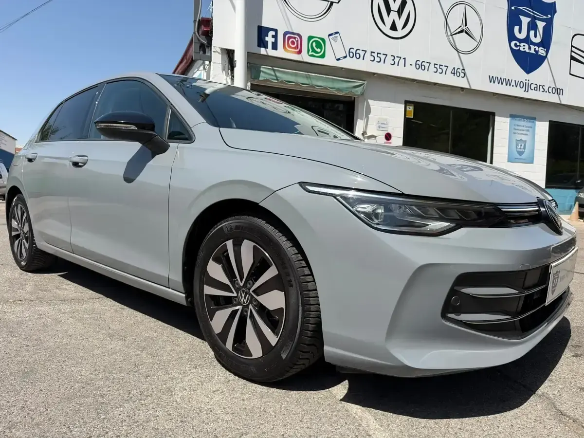 Usado VW Golf VIII Style 150 CV (110 kW) 2025 Gris / plata Berlina