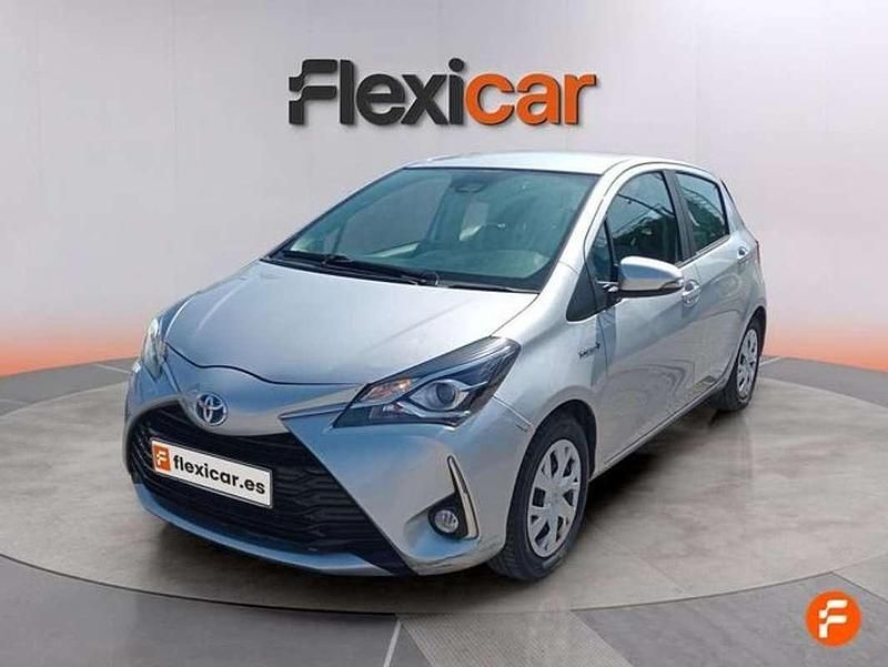 Usado Toyota Yaris Hybrid Active 99 CV (72 kW) 2019 Gris Utilitario