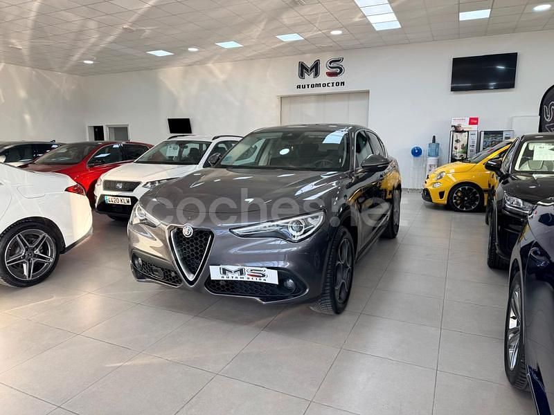 Usado Alfa Romeo Stelvio Super 210 CV (154 kW) 2017 Gris / plata SUV