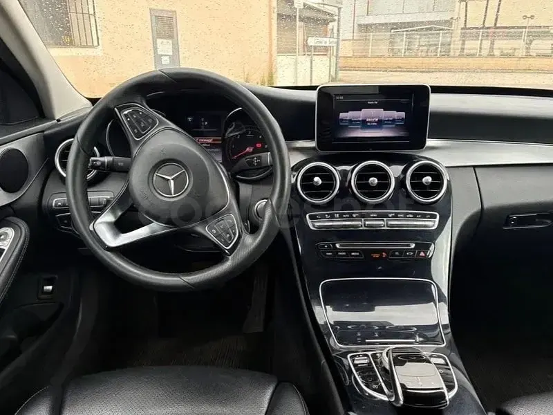 Usado Mercedes C220 194 CV (142 kW) 2018 Gris / plata Familiar