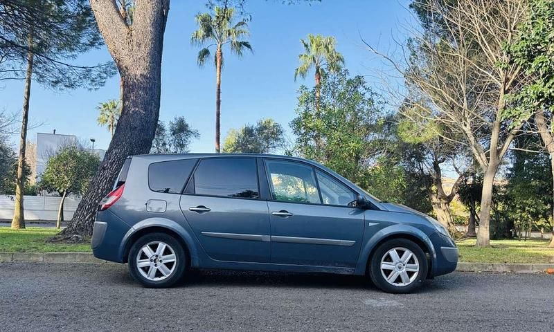 Usado Renault Grand Scénic II Dynamique 131 CV (96 kW) 2007 Plateado Monovolumen