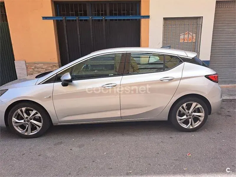 Usado Opel Astra Dynamic 110 CV (80 kW) 2016 Gris / plata Berlina