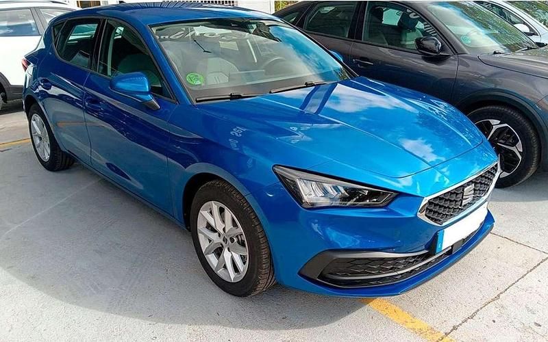 Usado Seat Leon Style 110 CV (80 kW) 2024 Azul Berlina