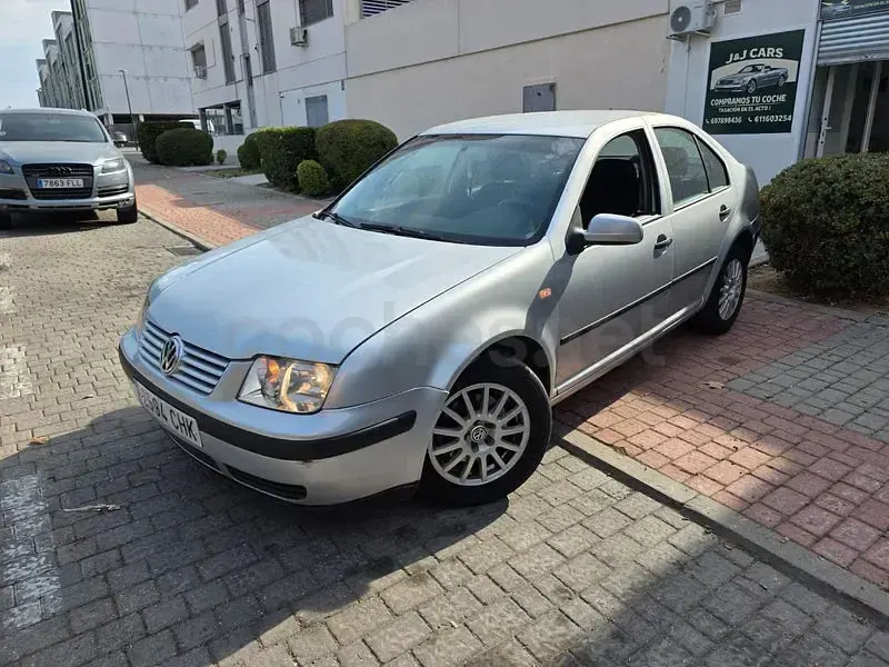 Usado VW Bora Trendline 110 CV (80 kW) 2003 Gris / plata Berlina