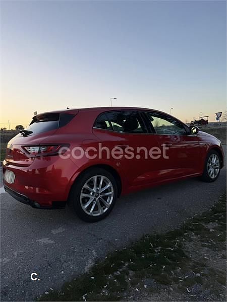 Usado Renault Mégane IV Zen 110 CV (80 kW) 2017 Rojo Berlina