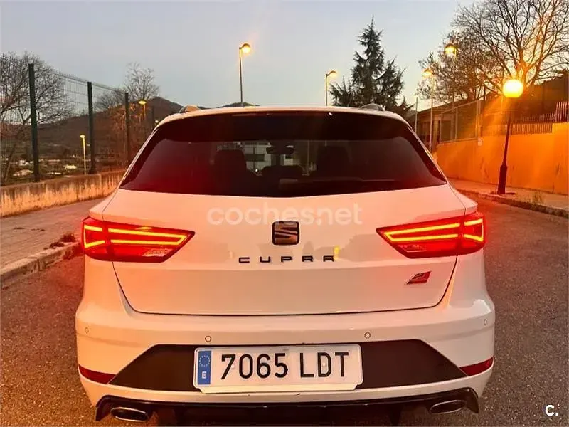 Usado Seat Leon 4Drive 300 CV (220 kW) 2020 Blanco Familiar
