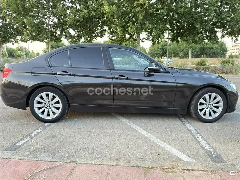 Usado BMW 318 Comfort Edition 143 CV (105 kW) 2015 Marrón Berlina