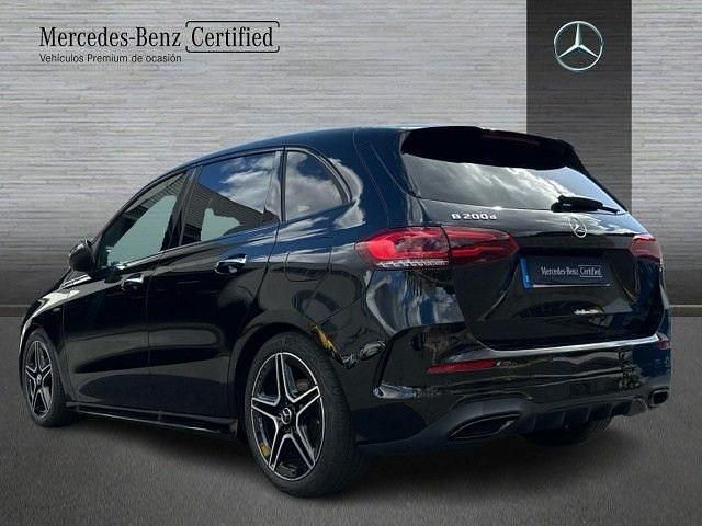 Usado Mercedes B200 AMG line 150 CV (110 kW) 2021 Negro noche Utilitario