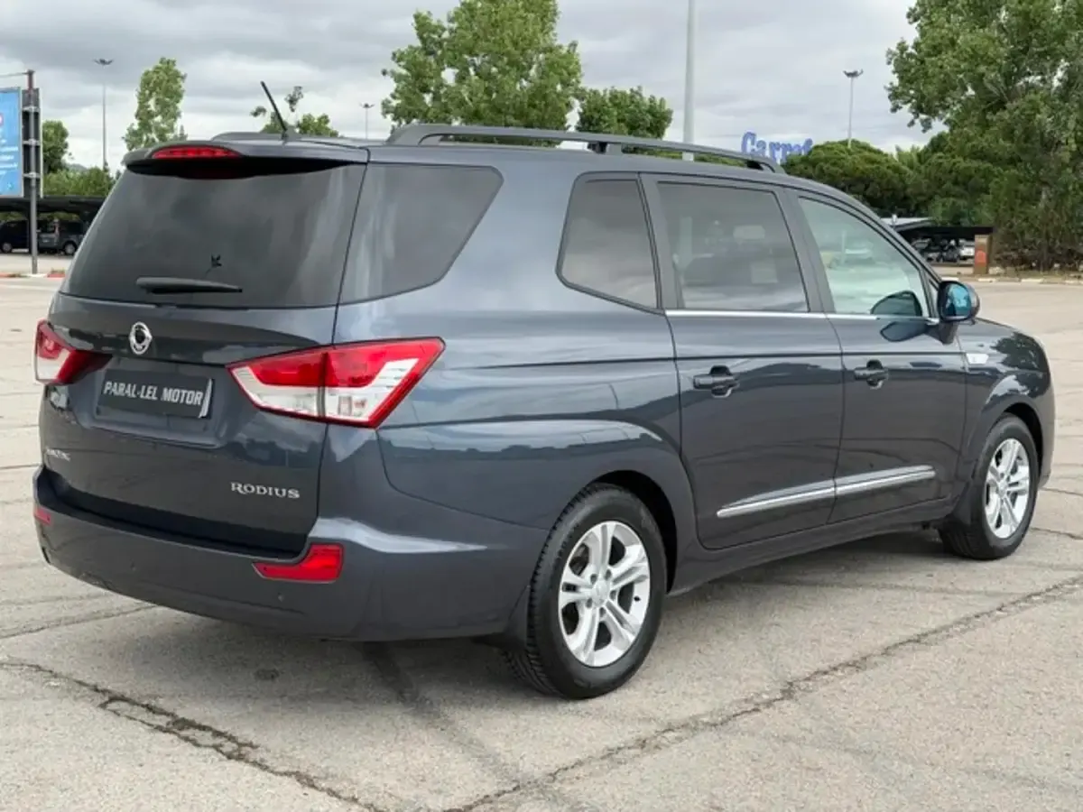 Usado SsangYong Rodius Limited 178 CV (130 kW) 2017 Gris Monovolumen