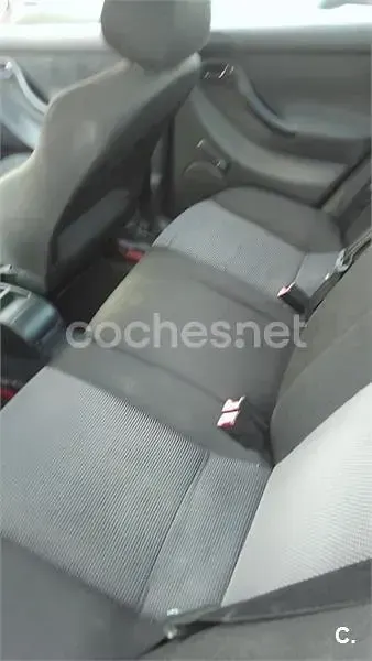 Usado Seat Leon 110 CV (80 kW) 2003 Rosa Utilitario