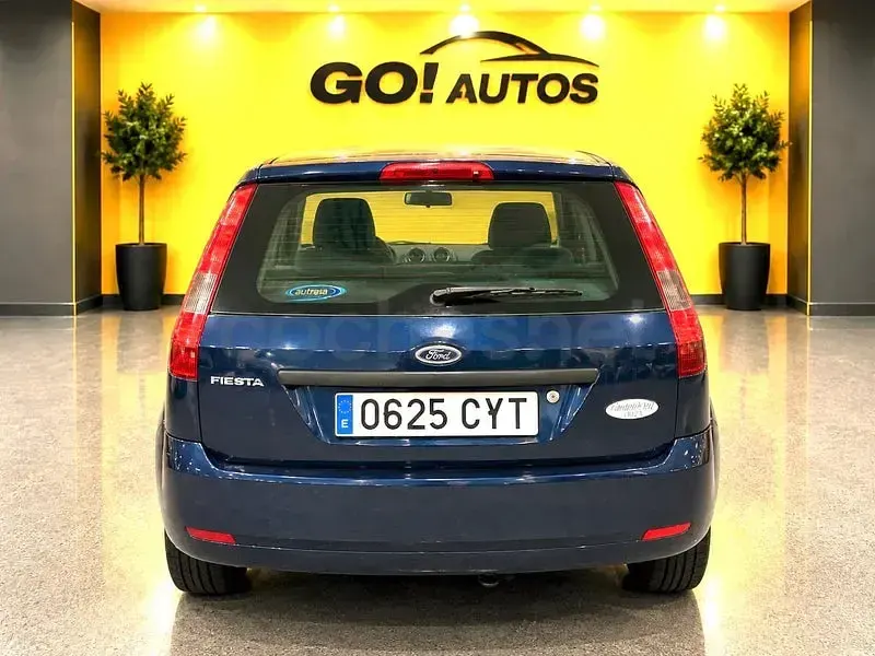 Usado Ford Fiesta Trend 80 CV (58 kW) 2004 Azul Utilitario