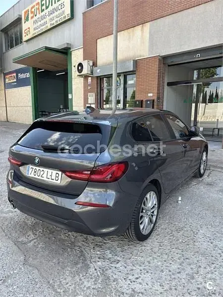 Usado BMW 118 140 CV (102 kW) 2021 Gris / plata Berlina
