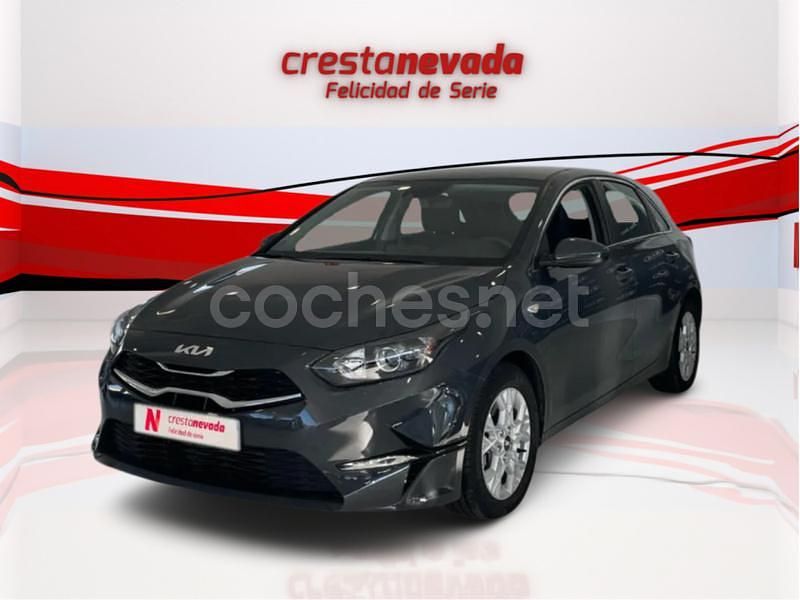 Gris / plata Usado 2023 Kia Ceed Berlina | 20.470 € (Un poco caro) - Imagen 1/4