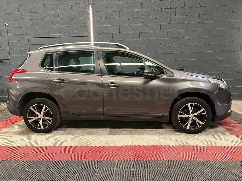 Usado Peugeot 2008 Style 100 CV (73 kW) 2017 Gris / plata SUV