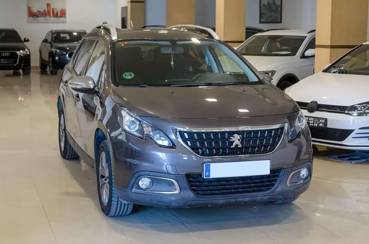 Usado Peugeot 2008 Style 99 CV (72 kW) 2017 Gris SUV