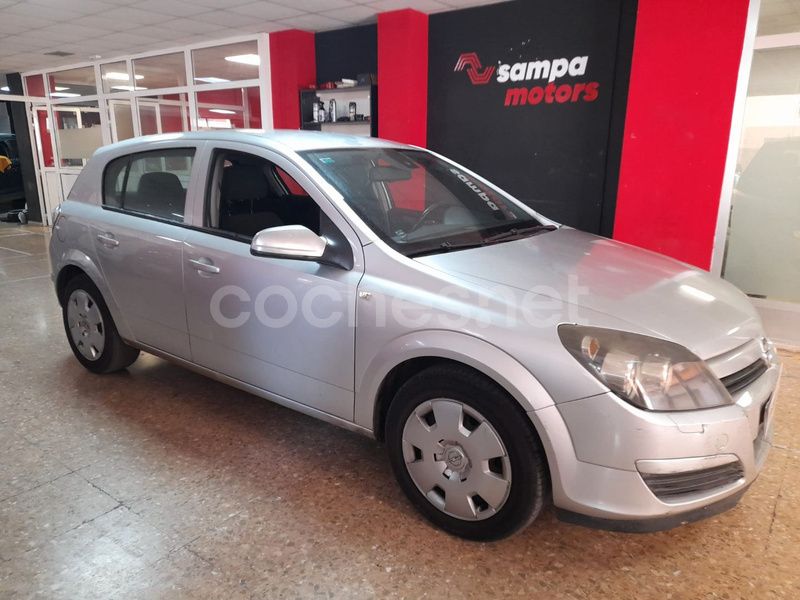 Gris / plata Usado 2004 Opel Astra Cosmo Berlina | 3890 € (Un poco caro) - Imagen 1/4
