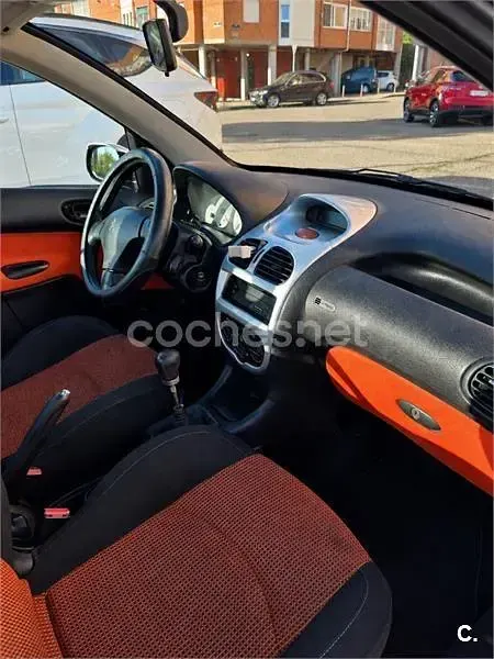 Usado Peugeot 206 110 CV (80 kW) 2002 Negro Descapotable
