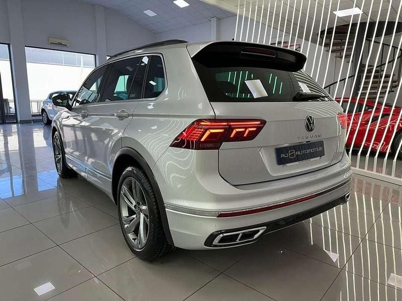 Begagnad VW Tiguan R-line 150 HK (110 kW) 2023 Grå SUV