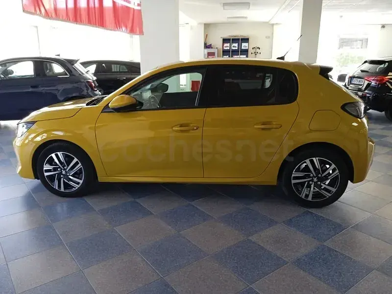 Usado Peugeot 208 Allure 100 CV (73 kW) 2020 Amarillo Utilitario