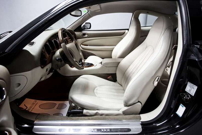 Usado Jaguar XKR Supercharged 370 CV (272 kW) 1998 Negro Coupe