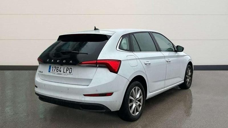 Usado Skoda Scala Ambition 110 CV (80 kW) 2021 Blanco Utilitario