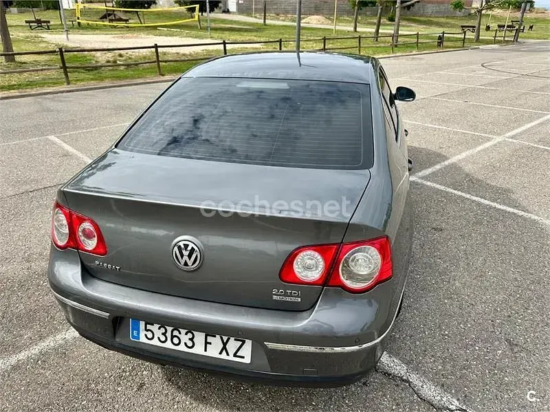 Usado VW Passat Sportline 140 CV (102 kW) 2007 Gris / plata Berlina
