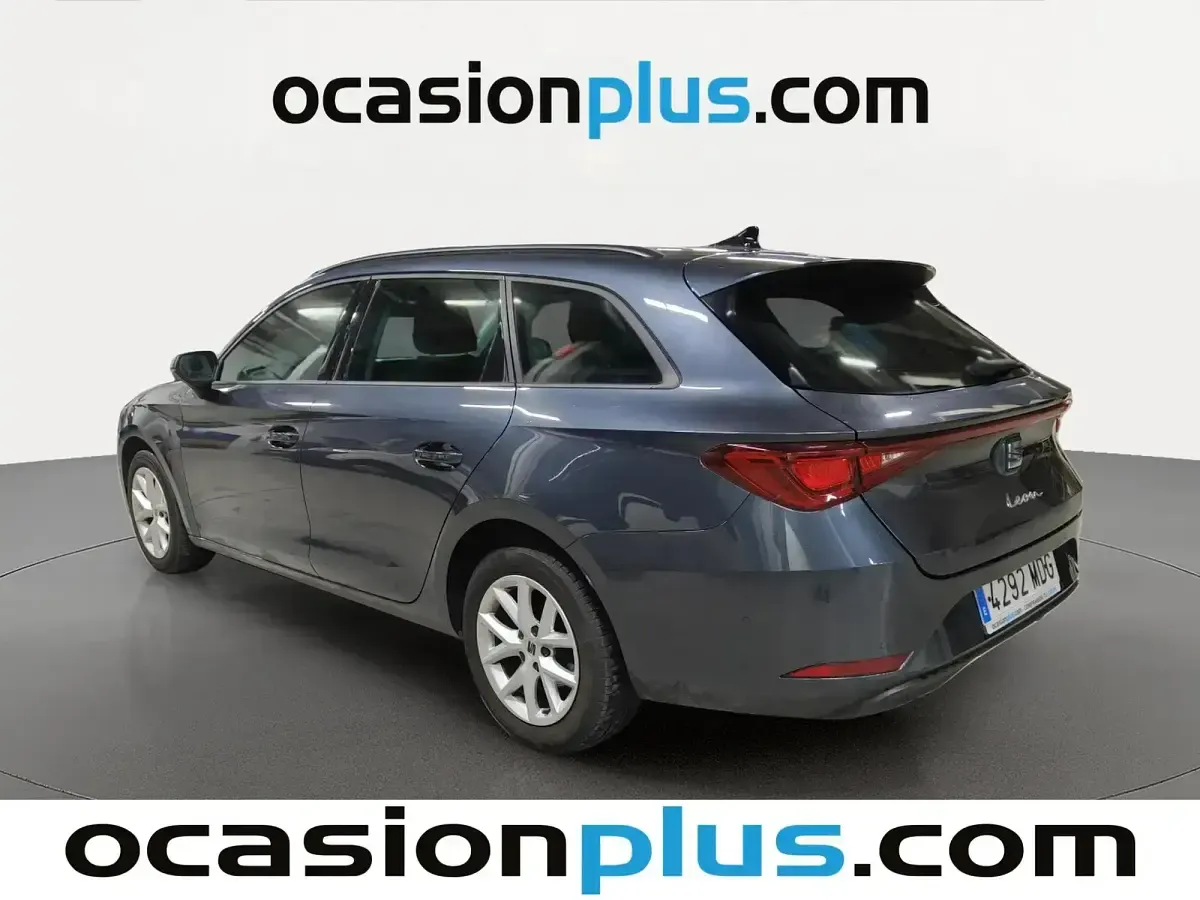 Usado Seat Leon Style 110 CV (80 kW) 2023 Gris Familiar