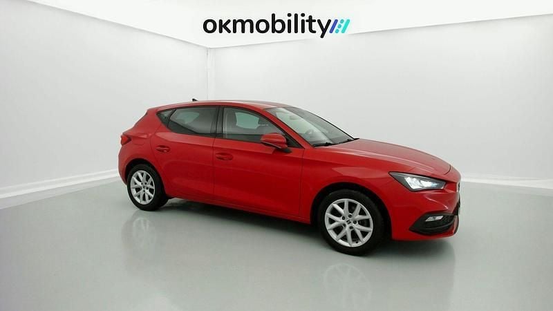 Usado Seat Leon Style 110 CV (80 kW) 2021 Rojo desire/gris