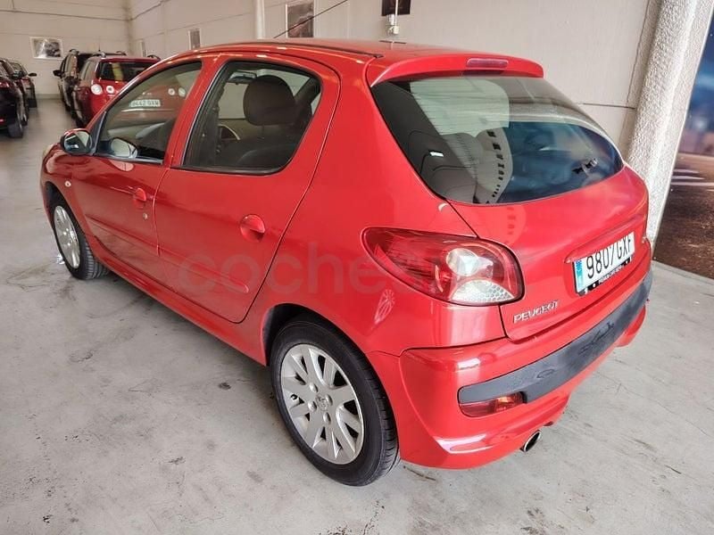Usado Peugeot 206+ 70 CV (51 kW) 2010 Rojo Utilitario