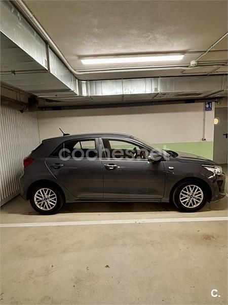 Usado Kia Rio 84 CV (61 kW) 2022 Gris / plata Berlina