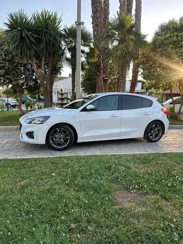Usado Ford Focus ST-Line 120 CV (88 kW) 2021 Blanco Utilitario