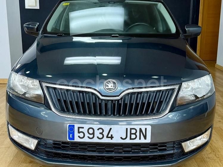 Usado Skoda Rapid Elegance 105 CV (77 kW) 2014 Gris / plata Berlina
