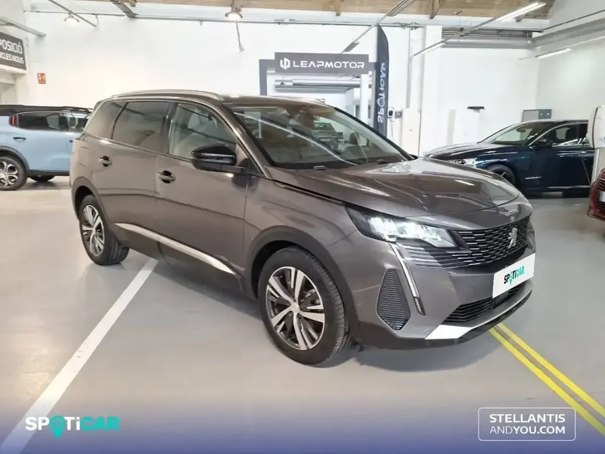 Usado Peugeot 5008 Allure 130 CV (95 kW) 2022 Gris SUV