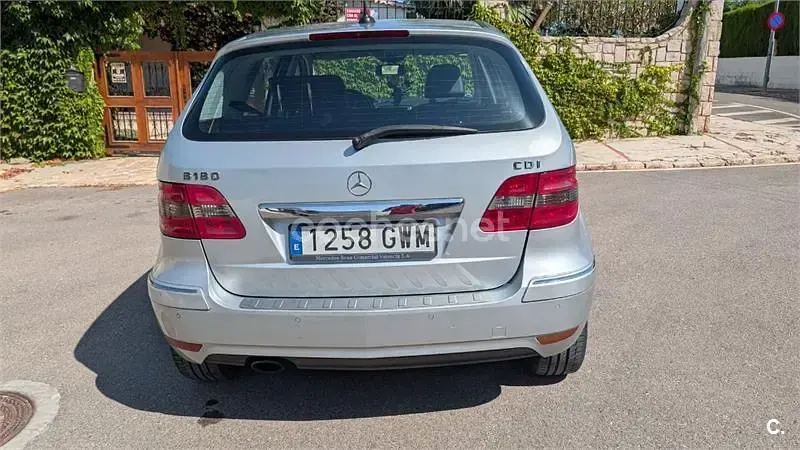 Usado Mercedes B180 Sport Edition 109 CV (80 kW) 2010 Gris / plata Monovolumen