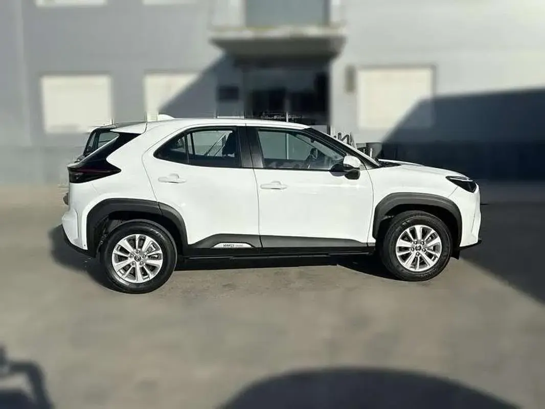 Usado Toyota Yaris Cross Business Edition 116 CV (85 kW) 2024 Blanco SUV
