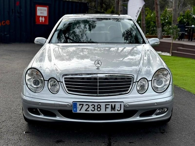 Usado Mercedes E220 Classic 150 CV (110 kW) 2006 Gris / plata Berlina