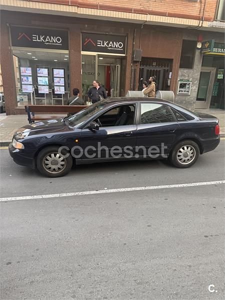 Usado Audi A4 125 CV (91 kW) 2000 Azul Berlina
