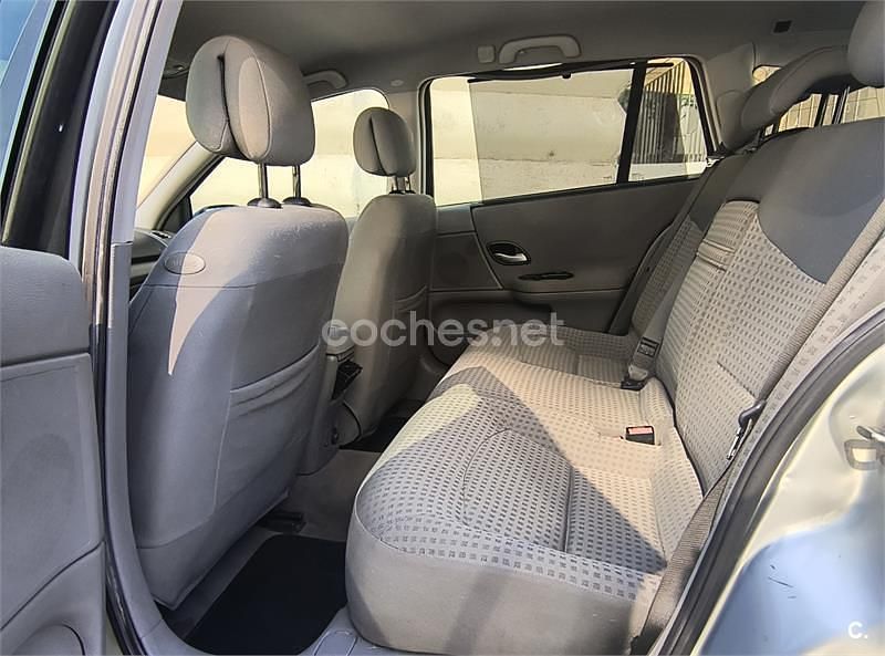 Gris / plata Usado 2005 Renault Laguna GrandTour Dynamique Familiar | 2300 € - Imagen 1/4