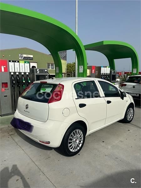Usado Fiat Punto 77 CV (56 kW) 2016 Blanco Utilitario