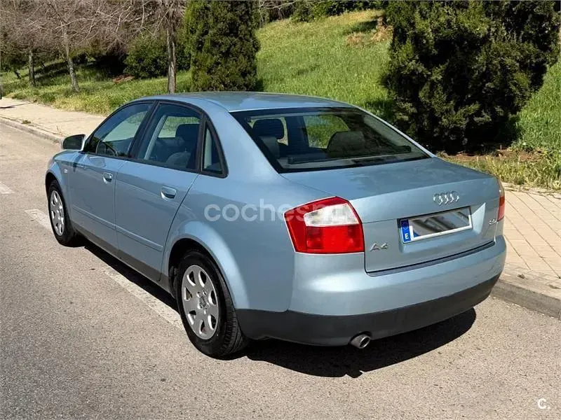 Usado Audi A4 130 CV (95 kW) 2002 Azul Berlina