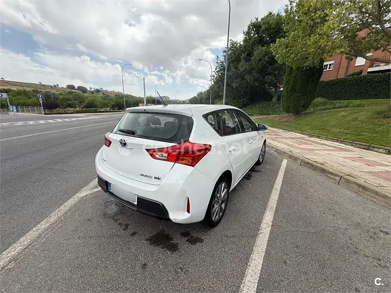 Usado Toyota Auris Hybrid Advance 136 CV (100 kW) 2013 Blanco Berlina