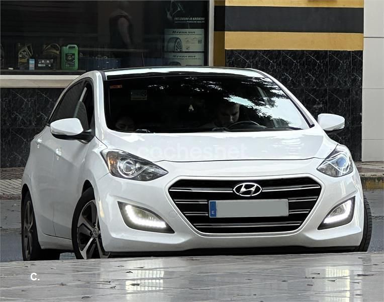 Usado Hyundai i30 110 CV (80 kW) 2016 Blanco Berlina