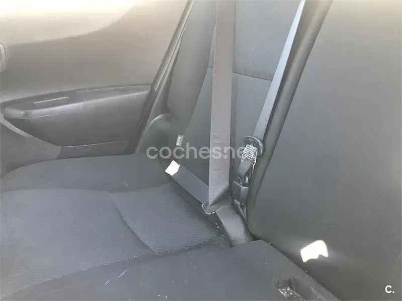 Usado Toyota Yaris Hybrid Active 100 CV (73 kW) 2014 Blanco Berlina