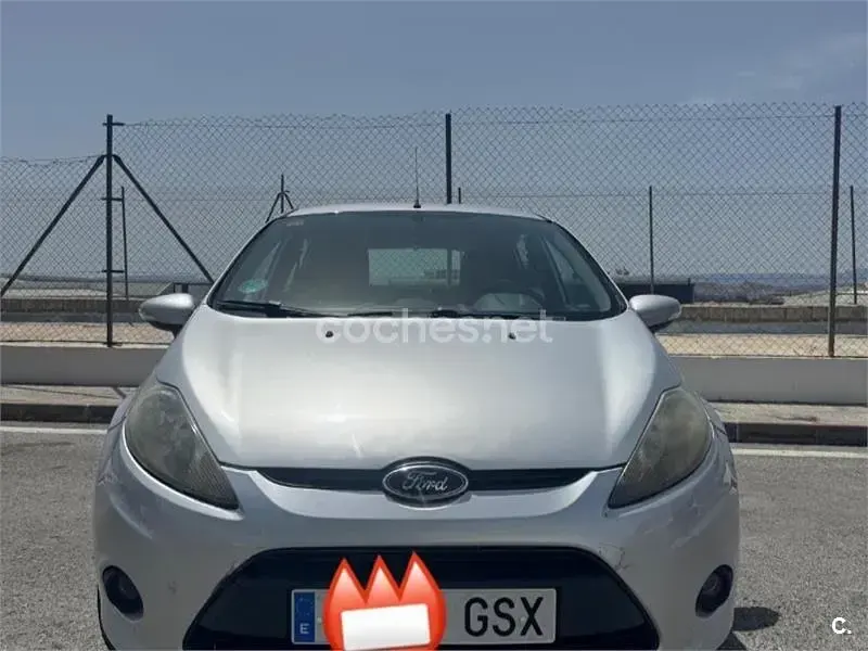Usado Ford Fiesta Trend 96 CV (70 kW) 2010 Gris / plata Berlina