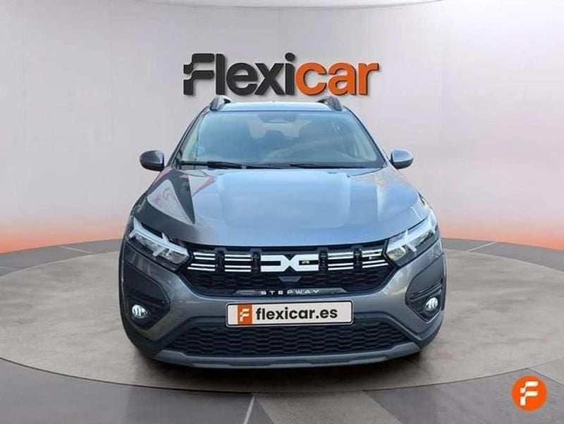 Usado Dacia Sandero Expression 101 CV (74 kW) 2024 Gris Utilitario