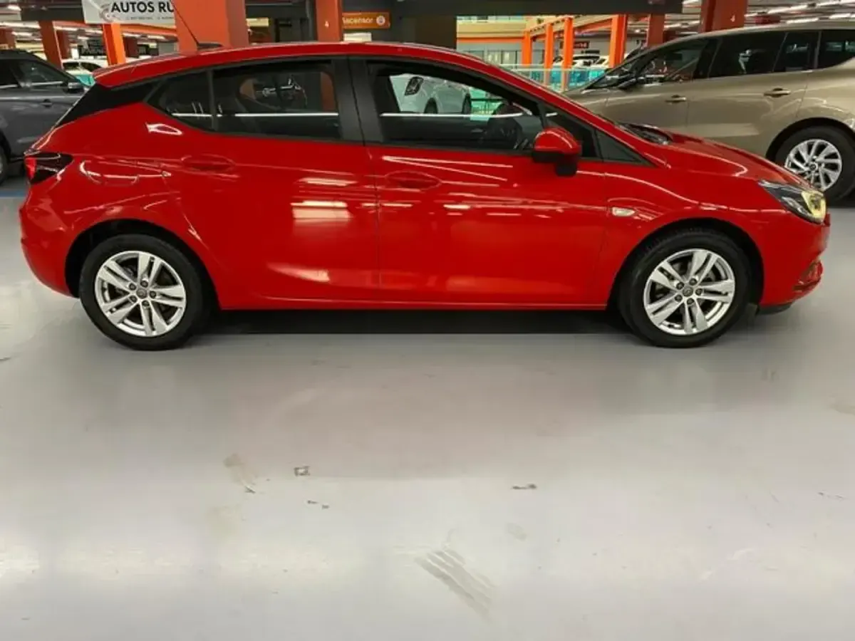 Usado Opel Astra Selective 105 CV (77 kW) 2018 Rojo Utilitario