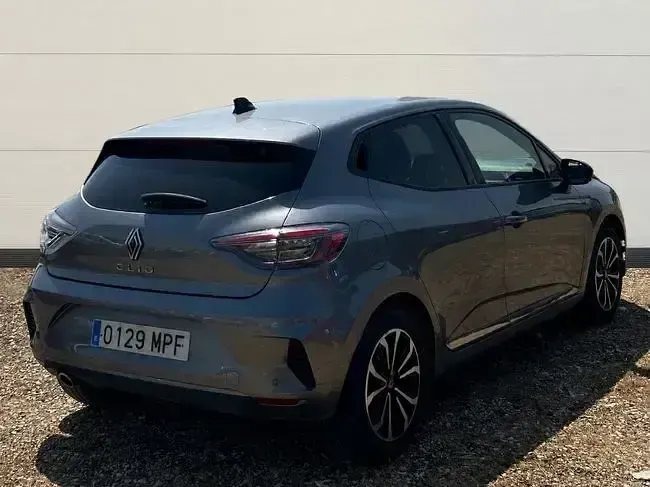 Usado Renault Clio Techno 90 CV (66 kW) 2024 Gris Utilitario