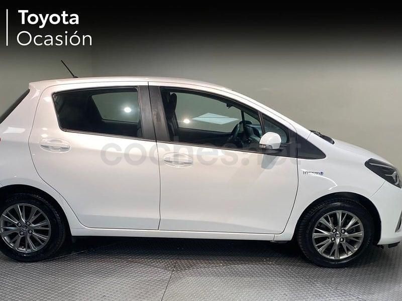 Usado Toyota Yaris Hybrid Active 100 CV (73 kW) 2020 Blanco Berlina