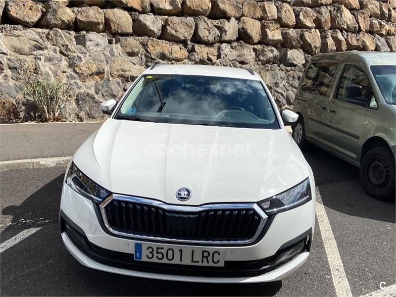 Blanco Usado 2021 Skoda Octavia Style Familiar | 13.500 € (Un poco caro) - Imagen 1/4